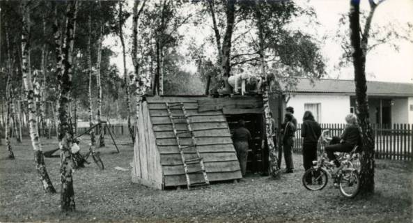 ARH Slg. Bartling 3813, Ausbesserungsarbeiten am Kinderspielplatz, Poggenhagen, 1972