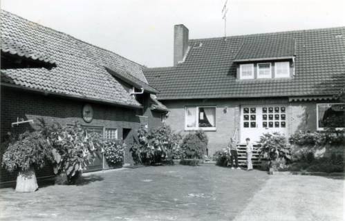 ARH Slg. Bartling 3848, Wohnhaus, Ansicht von der Straße über den Vorplatz auf den Eingangsbereich des traufenständigen Hauses, über dem Eingang eine Flachgaube, Rodewald, um 1985