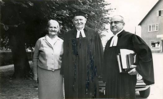 ARH Slg. Bartling 3853, Gruppenporträt mit Pastor Meyer (r.), Bordenau, und Pastor N. N. samt Ehefrau, Frontalansicht, Bordenau, um 1975