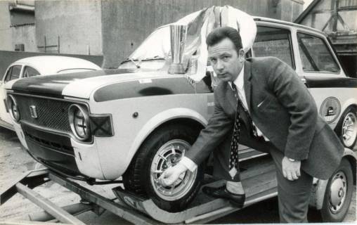 ARH Slg. Bartling 3869, Manfred Mineif, Kfz-Kaufmann und Rennfahrer (DRM-Teilnehmer) aus Bordenau, vor einem für den Motorsport getunten Fiat 128, der auf einem Autotransportanhänger steht, auf der Fronthaube ein Pokal, Bordenau, 1970