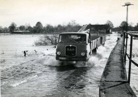 ARH Slg. Bartling 3879, Hochwasser der Leine, LKW (MAN 415 L1F) mit Anhänger bei der Fahrt über die überflutete Straße Am Fährhaus von Bordnau nach Poggenhagen, um 1970