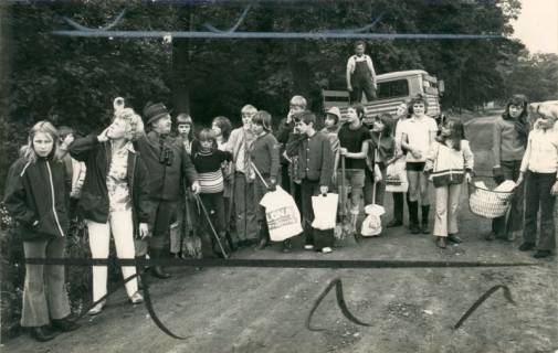 ARH Slg. Bartling 3891, Große Gruppe von Schülerinnen und Schülern unter Anleitung von Oberförster Lieske beim Start zu einer Müllsammlung im Wald, Bordenau, 1973