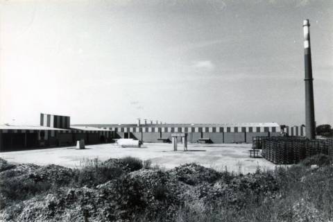 ARH Slg. Bartling 3898, Oltmanns Verblendziegelwerk, Benkenwisch (später: Hartsteinwerk Hannover GmbH & Co. KG, Am Dammkrug 1, neben der B 6), Blick über den leeren Vorplatz auf die Produktionshallen samt Schornstein, Neustadt a. Rbge., um 1985
