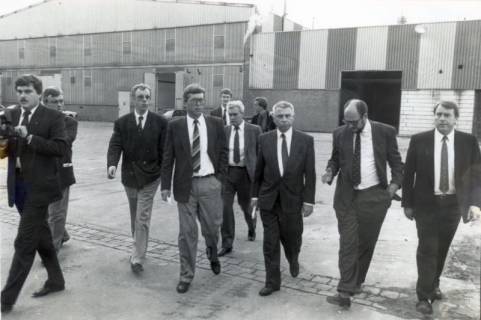 ARH Slg. Bartling 3899, Hartsteinwerk Hannover GmbH & Co. KG, Am Dammkrug 1, neben der B 6 (vorher: Oltmanns Verblendziegelwerk Neustadt a. Rbge.), Besuch des Niedersächsischen Umweltministers Werner Remmers (Mitte) mit Entourage beim Verlassen der Produktionshallen, Neustadt a., 1989