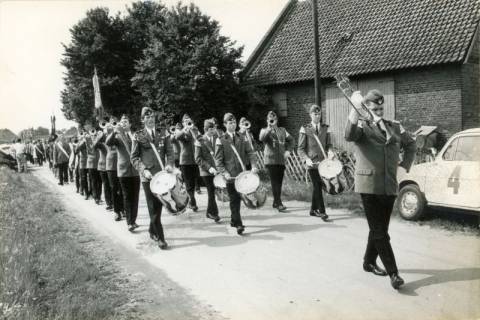 ARH Slg. Bartling 3901, Fanfarenzug in Marschformation auf einer Straße unter der Stabführung von Heinz Sorgatz beim Schützenverein, Bordenau, 1969