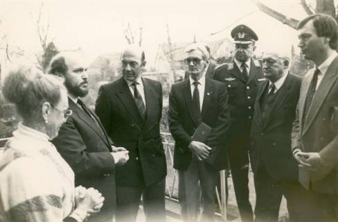 ARH Slg. Bartling 3913, Scharnhorsthaus (Gutshaus), Am Kampe 23, Bundesminister der Verteidigung Dr. Manfred Wörner (3. v. l.) mit Begleitern am Geburtshaus des Heeresreformers und Generals Gerhard von Scharnhorst, Bordenau, um 1985