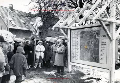 ARH Slg. Bartling 3918, Einweihung einer Info-Tafel mit Ortsplan von Bordenau bei winterlichem Wetter vor zahlreichen Teilnehmern durch Bürgermeister Matthias Schilk, Bordenau, um 1990