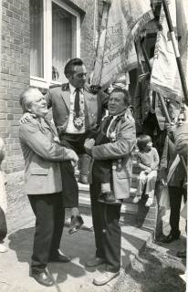 ARH Slg. Bartling 3928, Bordenauer Schützenkönig Heinrich Deeke wird von zwei Mitschützen (alle drei in Schützenuniform) auf den Arm genommen, Bordenau, 1974