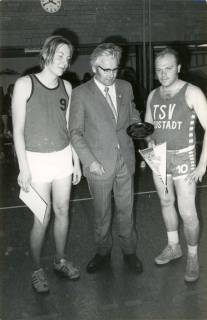 ARH Slg. Bartling 3930, Ehrung zweier Sportler in der Turnhalle durch den 1. Vorsitzenden des Turnkreises Hannover-Land Eberhard Bahl (Mitte), Bordenau, 1972