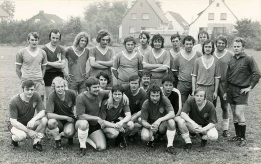 ARH Slg. Bartling 3932, Bordenauer Fußballspieler, nebeneinander stehend und hockend, mit Schiedsrichter Kurt Burkhard Drangmeister, Bordenau, um 1975