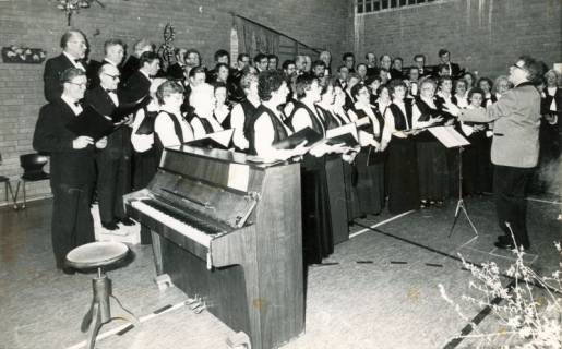 ARH Slg. Bartling 3938, "Singendes, klingendes Bordenau" in der Turnhalle, Auftritt des Gemischten Chores unter dem Dirigat von Gerhard Bruns (?), Bordenau, 1989