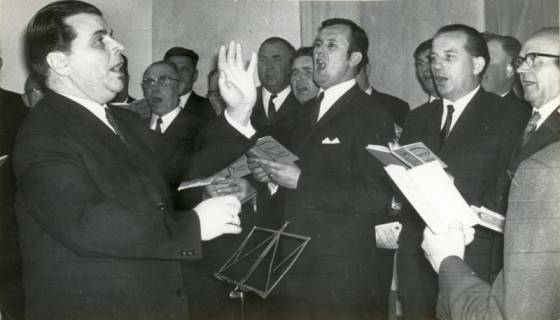 ARH Slg. Bartling 3940, Männergesangverein Bordenau, Adventskonzert in einem Saal unter dem Dirigat von Gerhard Bruns, Profilansicht, Bordenau, 1969