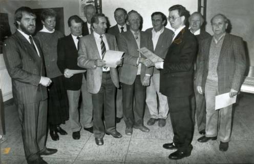 ARH Slg. Bartling 3945, Überreichung von Urkunden an Chor-Mitglieder (überwiegend MGV Bordenau?) durch N. N., Bordenau, 1980
