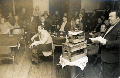 ARH Slg. Bartling 3949, Alfred Semmelroth, Landrat (r.), bei einem Lichtbildvortrag, Borstel, 1972