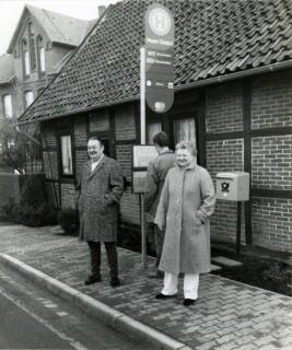 ARH Slg. Bartling 3956, Drei wartende Fahrgäste an der neuen Bus-Haltestelle, Brase/Dinstorf, um 1975