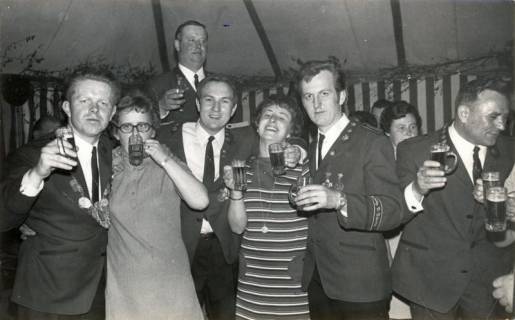 ARH Slg. Bartling 3961, Gruppe von drei Schützen mit zwei Damen beim Schützenball im Festzelt, Büren, 1971