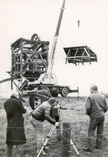 ARH Slg. Bartling 3972, Bockwindmühle nach Abnahme der Dachkonstruktion durch einen Autokran Gottwald AMK 56-42 der Firma Schlamann, im Vordergrund drei Leute eines Filmteams, Dudensen, 1988
