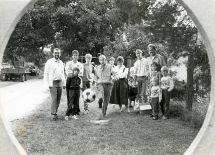 ARH Slg. Bartling 3981, Torwandschießen beim Schützenfest, Blick durch das Torloch auf den jungen Ballschützen, Dudensen, um 1990