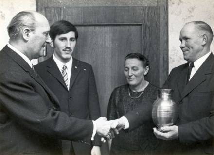 ARH Slg. Bartling 3982, Überreichung einer Vase an (v. r.) Karl Kliem, Henny Kliem und Karl Heinz Kliem zur Anerkennung ihrer Erfolge als Tierzüchter für das Herdbuch durch einen Vertreter der Landwirtschaftskammer Hannover, Dudensen, 1971