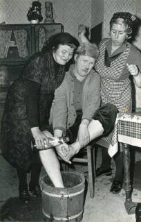 ARH Slg. Bartling 3994, Szene aus einem Schwank, aufgeführt von der Theatergruppe Dudensen, 1974