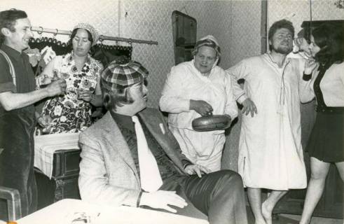 ARH Slg. Bartling 3996, Szene aus einem Schwank, aufgeführt von der Theatergruppe Dudensen, 1975