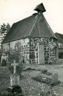 ARH Slg. Bartling 3997, Kapelle in der Neustädter Straße, Blick von Südosten über den Friedhof auf die Apsis, Esperke, 1974