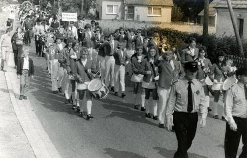 ARH Slg. Bartling 4013, Umzug beim Feuerwehrfest in Esperke, vor der Jugendfeuerwehr Neustadt a. Rbge. der Spielmannszug Helstorf, 1972