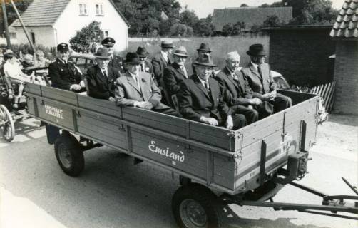 ARH Slg. Bartling 4014, Veteranen auf einem Trecker-Anhänger sitzend während des Umzugs beim Feuerwehrfest, Esperke, 1972
