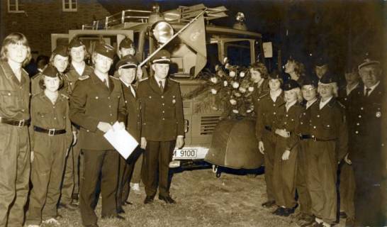 ARH Slg. Bartling 4016, Übernahme eines neuen Feuerlöschfahrzeugs (Mercedes Benz 811 D?) durch die Freiwillige Feuerwehr, vor dem Wagen neben Feuerwehrmännern (mit Fahne) auch jugendliche Feuerwehrfrauen, Esperke, 1974