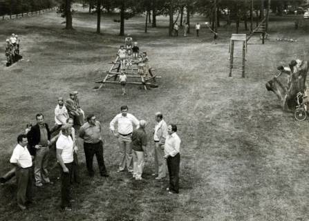 ARH Slg. Bartling 4032, Besichtigung des Spielplatzes nahe dem Sportplatz durch die Ratsherren, Blick aus der Vogelperspektive, Esperke, um 1970