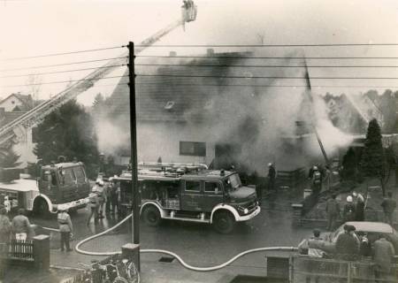 ARH Slg. Bartling 4045, Löscheinsatz der Feuerwehr mit mehreren Löschfahrzeugen bei einem Brand in einem Wohnhaus in Eilvese (?), um 1980