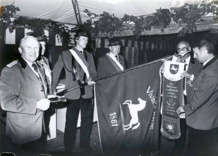 ARH Slg. Bartling 4061, Übergabe eines Gedenkwimpels zum 125jährigen Bestehen der Schützengesellschaft Eilvese durch den 1. Vorsitzenden Heinz Graumann (l.) im Festzelt, Eilvese, 1986