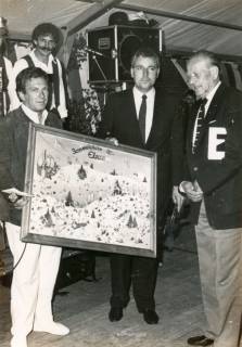 ARH Slg. Bartling 4072, Überreichung eines Bildes an Friedrich Duensing vom Ski-Club Eilvese durch Skilehrer Friedel Fuchs aus Ellmau in Tirol in einem Festzelt, rechts Michael Baldauf, MdL, CDU, Eilvese, um 1985
