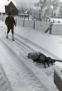 ARH Slg. Bartling 4073, Friedrich Duensing vom Ski-Club Eilvese auf Langlaufskiern im frisch gefallenen Schnee hinter einem Spurengerät, Eilvese, um 1985