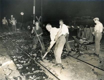 ARH Slg. Bartling 4089, Nächtliche Gleisbauarbeiten durch die Eilveser Firma Duensing am Bahnübergang Nienburger Straße, Neustadt a. Rbge., 1969