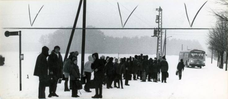 ARH Slg. Bartling 4091, Auf den herannahenden Bus im Schnee an der Haltestelle Hestergarten wartende Fahrgäste, Eilvese, 1970
