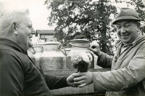 ARH Slg. Bartling 4099, Überreichung eines Blumengebindes an Landwirt Werner Wegener (r.) durch den Gastwirt Heinrich Schrader anläßlich der letzten Milchkannentour,, Eilvese, 1973