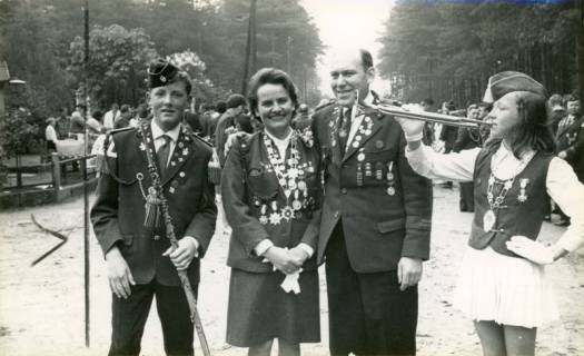 ARH Slg. Bartling 4108, Eilveser Schützenkönig Werner Braun mit Königin Marianne Meyer, begleitet von Tambourmajor Dieter Beermann (l.) und Fanfarenbläserin N. N., Eilvese, 1970