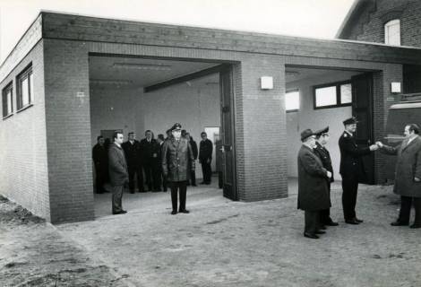 ARH Slg. Bartling 4112, Schlüsselübergabe für die neue Fahrzeughalle der Feuerwehr an Brandmeister Albert Bruns durch Bürgermeister Heinrich Dannenberg, Blick über den Vorplatz in die geöffnete Halle, Eilvese, 1972