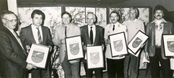 ARH Slg. Bartling 4132, Gemeindewappen von der Ortschaft Empede / Himmelreich, sieben Männer präsentieren sechs gerahmte Ausfertigungen des Malers Fritz Sackewitz, 1985