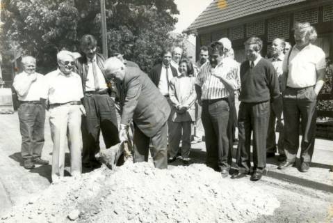 ARH Slg. Bartling 4180, Ortsdurchfahrtstraße,  unter den Augen zahlreicher Interessierter erster Spatenstich zur Erneuerung durch Bürgermeister Henry Hahn, Hagen, 1989