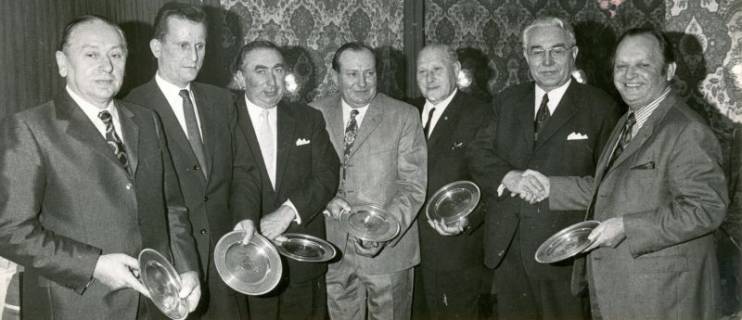 ARH Slg. Bartling 4246, Überreichung eines Zinntellers an sechs verdiente Mitglieder des Gemeinderats durch Gemeindedirektor Herbert Kluth (r.), Helstorf, 1972