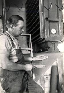 ARH Slg. Bartling 4260, Entnahme einer Probe für den Kornspeicher der Landwirtschaftlichen Lager- und Speicherhalle, errichtet mit Unterstützung der Spar- und Darlehnskasse, durch den Fachmann N. N., Helstorf, 1971
