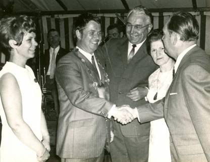 ARH Slg. Bartling 4270, Glückwunsch dem Helstorfer Schützenkönig N. N. durch das Ehepaar Hensel und das Ehepaar Kluth (r.), Helstorf, 1970