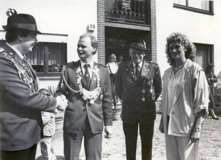 ARH Slg. Bartling 4293, Schützenkönig N. N. (2. v. l.) aus Laderholz auf dem Hof seines Schwiegervaters Heinrich Bartling, Lutter, um 1980