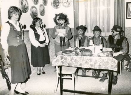 ARH Slg. Bartling 4294, Sechs Laiendarstellerinnen bei der Aufführung eines Schwanks im Schützenhaus, Mardorf, um 1980