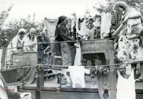 ARH Slg. Bartling 4301, Wagen mit Frauen in "historischen" Kleidern bei der Handwäsche in alten Waschkübeln beim Umzug des Erntefests, Lutter, um 1980