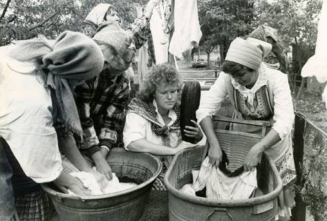 ARH Slg. Bartling 4302, Wagen mit Frauen in "historischen" Kleidern bei der Handwäsche in Zinkwannen mit Waschbrett beim Umzug des Erntefests, Lutter, um 1980