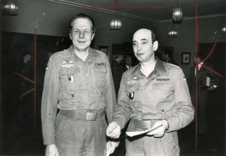 ARH Slg. Bartling 4329, Doppelporträt der Soldaten Kosche (l.) und Hauptmann Ronzheimer in Arbeitsuniform im Kasino (?), Luttmersen, um 1985