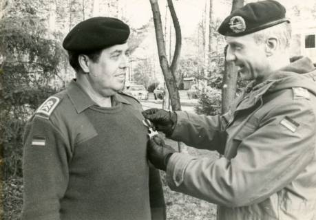 ARH Slg. Bartling 4331, Verleihung eines Ehrenkreuzes an Stabsfeldwebel Heinz Plochg, Kompaniefeldwebel der 1. Kompanie des Panzerbataillons 33, durch OTL Streibel, Luttmersen, um 1985